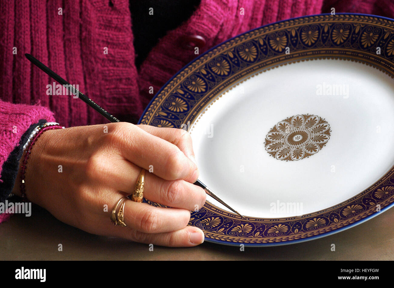 La peinture d'or sur une assiette, porcelaine de Sèvres, France Fabrication  Photo Stock - Alamy