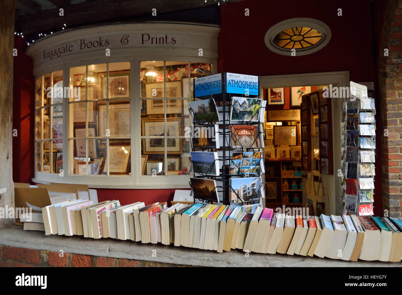 Rangée de livres de seconde main à l'extérieur de l'établissement Kingsgate Books & Prints shop dans la partie historique de Winchester, Royaume-Uni. Banque D'Images