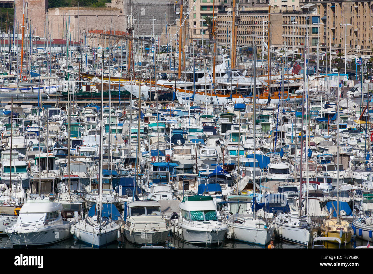 Marseille,France - Mai 8,2011 : Vieux port plein de bateaux et yachts.Il a été la rade de Marseille depuis l'antiquité et est maintenant le principal popula Banque D'Images