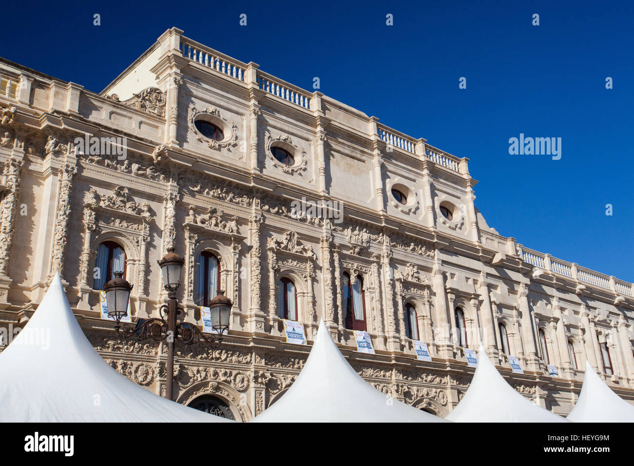 Séville, Espagne - novembre 18,2016 : Vue de l'hôtel de ville. Casa Consistorial de Sevilla est un bâtiment de style plateresque de Séville, en Espagne, en ce moment accueil o Banque D'Images