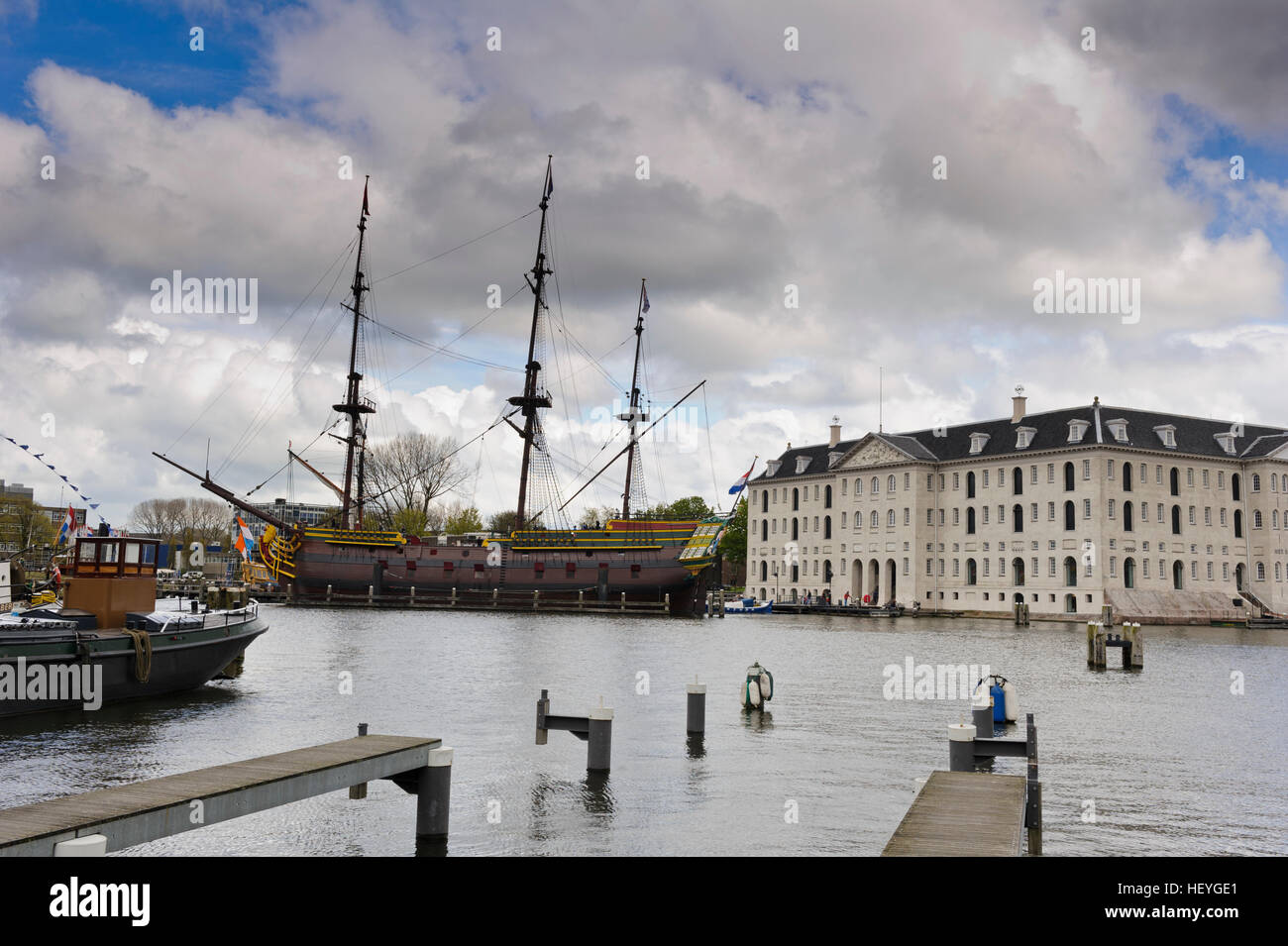 Un voilier dans le port d'Amsterdam, Hollande, Pays-Bas. Banque D'Images
