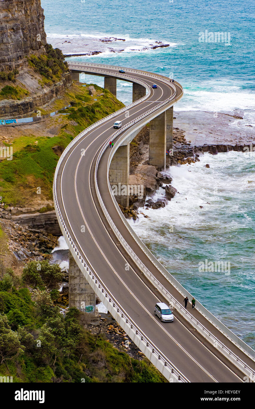 Clifton, Australie - 18 décembre 2016 : Le Sea Cliff Bridge est un pont en porte-à-faux équilibrées situé dans le nord de l'Illawarra Région de Nouvelle-Galles du Sud. Le pont d'une valeur de 52 millions de liens la banlieue côtière de Coalcliff et Clifton ensemble. Banque D'Images