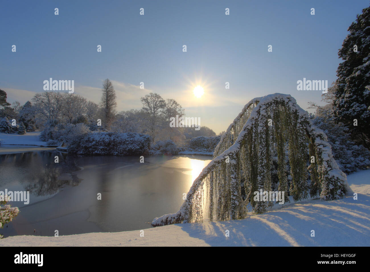 La neige a couvert Sheffield Park Gardens, East Sussex, England, UK Banque D'Images