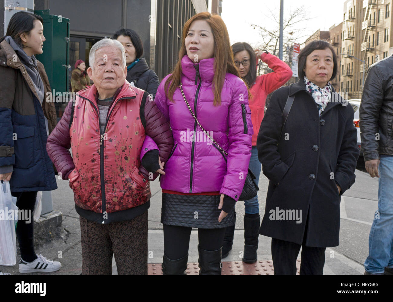 Asian women walking arm in arm sur Main Street dans le quartier chinois, le centre-ville de Flushing, Queens New York Banque D'Images