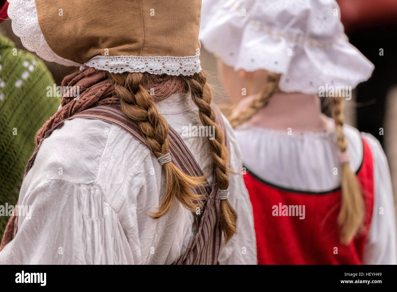 Les filles avec cheveux tressés et vêtus de vêtements du 19ème siècle au festival Dickens de Deventer, Overijssel, Pays-Bas. Banque D'Images