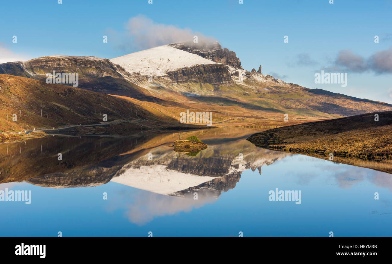 Vieil homme de Storr reflétée dans le Loch Fada, Isle of Skye, Scotland, UK Banque D'Images