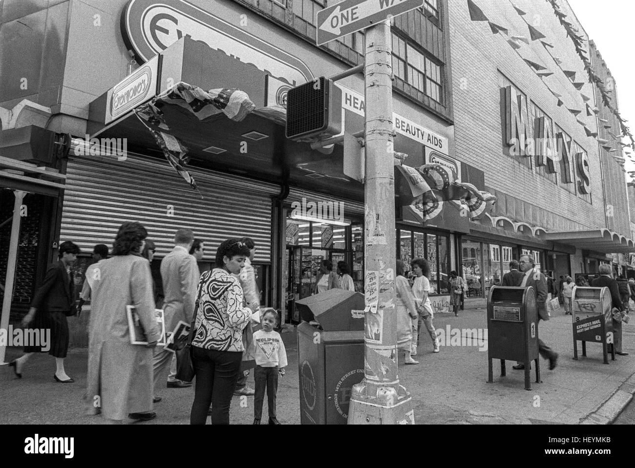 New York, NY - 15 mai 1987 - Shoppers en dehors du grand magasin mai sur la 14e Rue, Union Square ©Stacy Walsh Rosenstock Banque D'Images