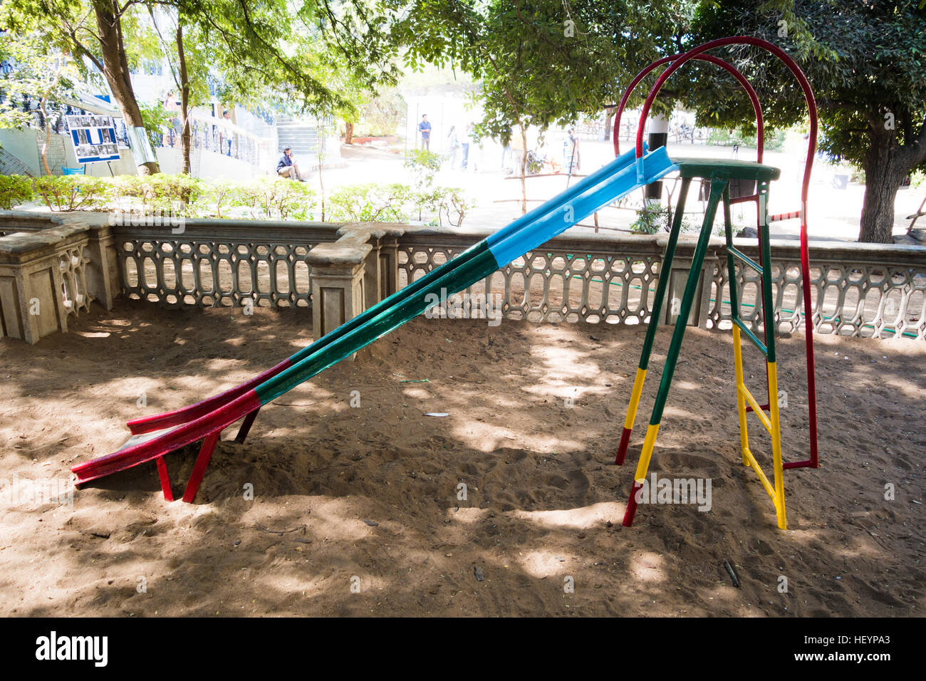 Multi-couleur équipement aire de jeux Banque D'Images