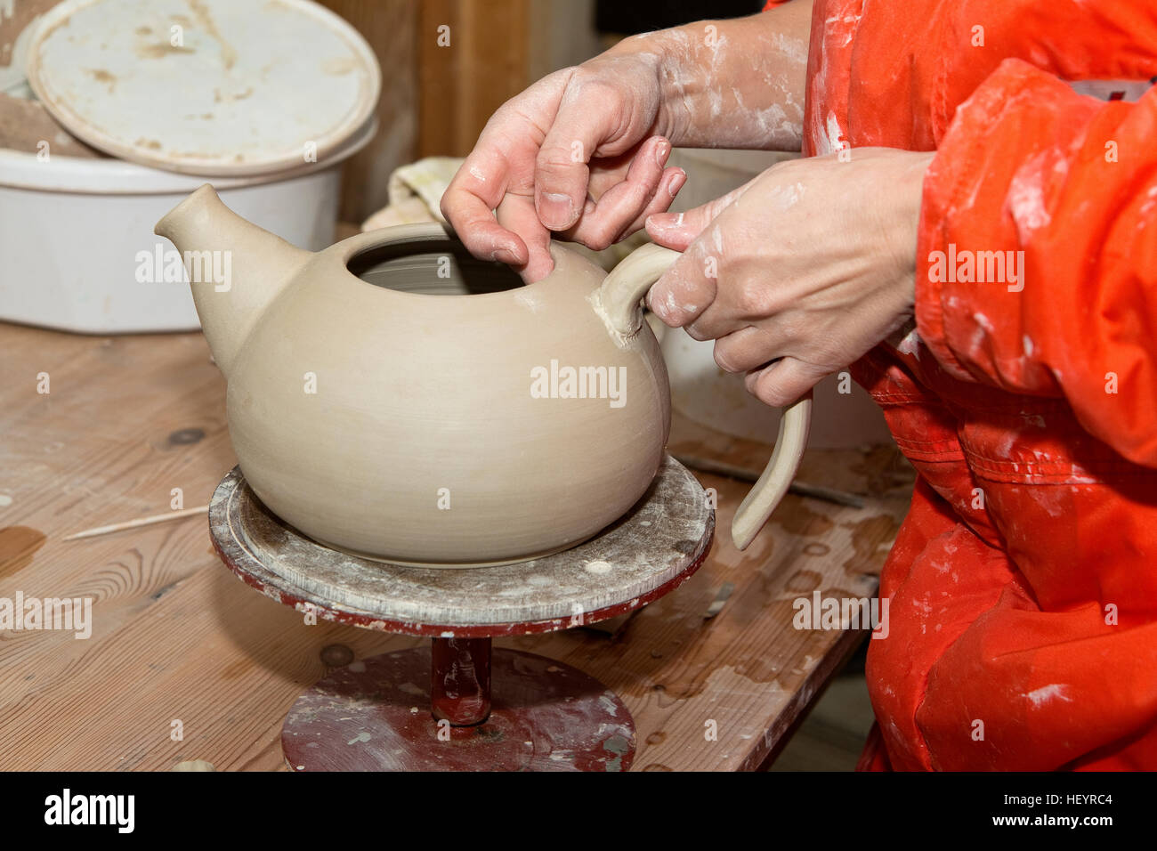 Le céramiste travaille avec un pot de thé Banque D'Images