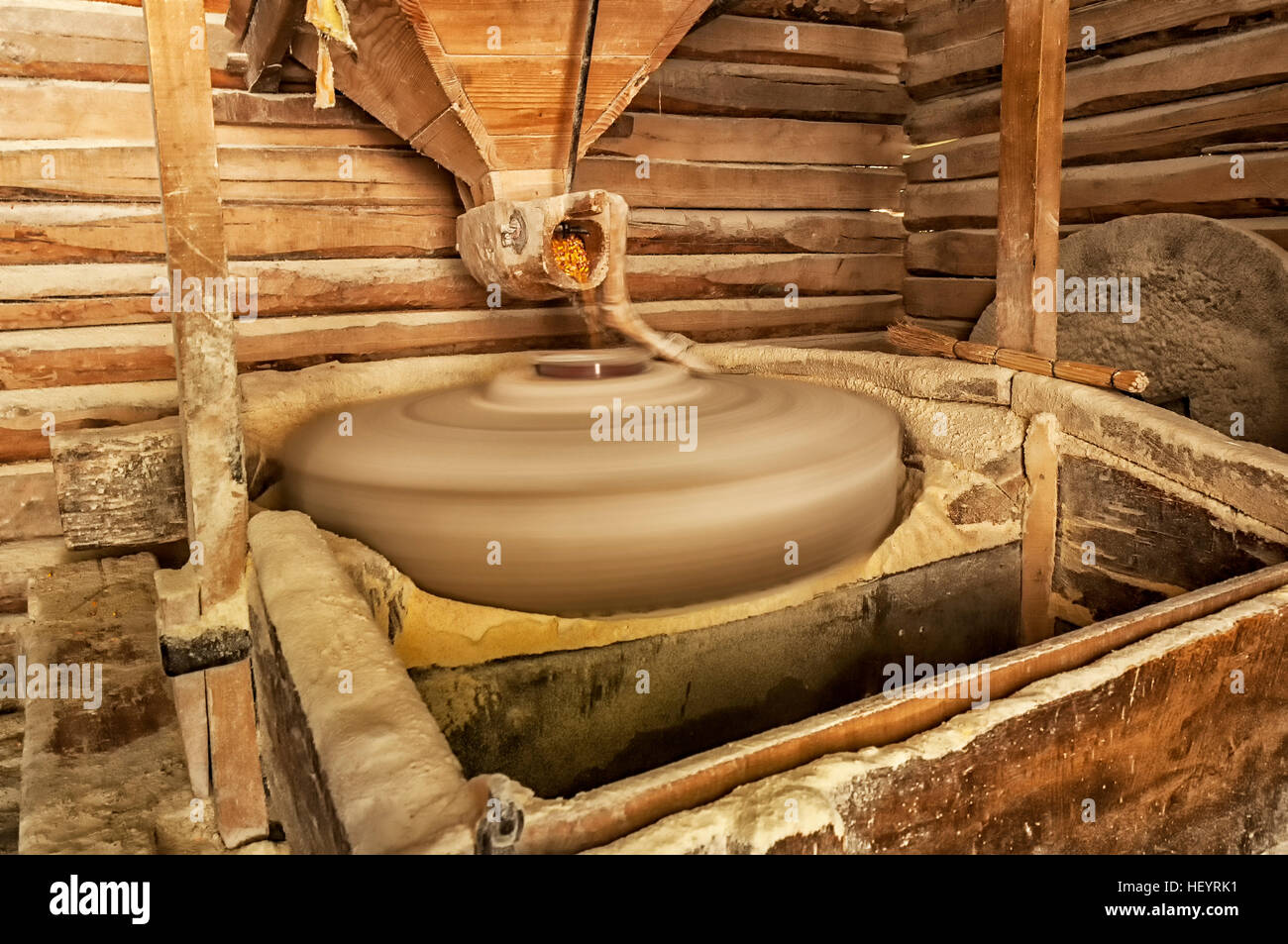 Faire De La Farine De Maïs Moulin à Eau En Bois Intérieur