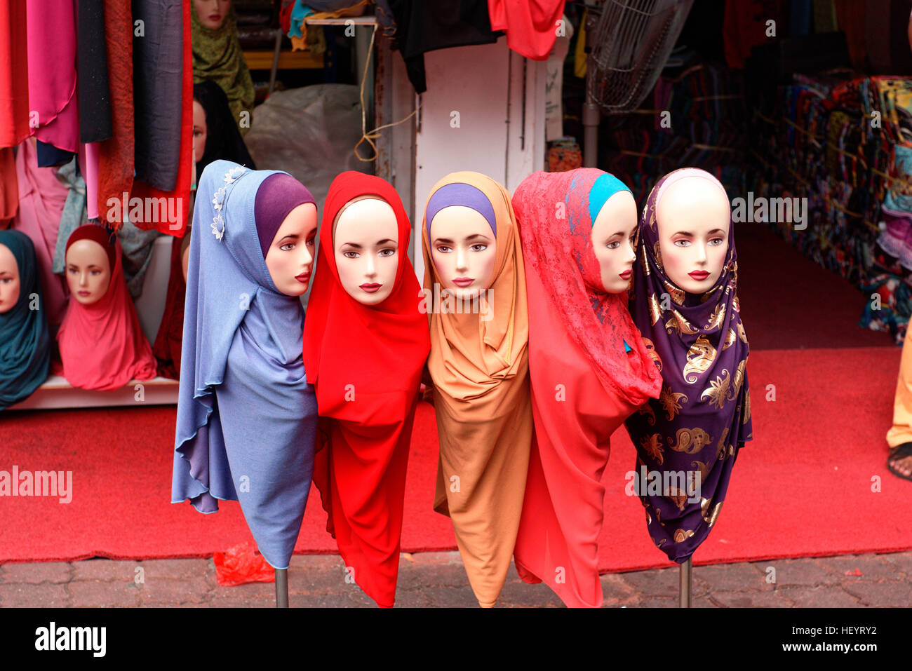 La tete d une femme musulmane traditionnelle ware un hijab en vente sur les etals du marche malaisien Photo Stock Alamy