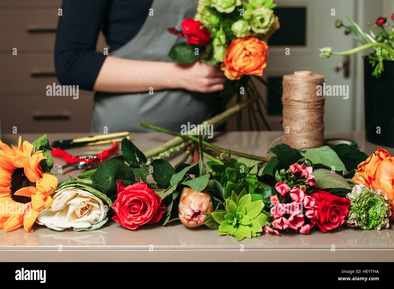 Avec fleuriste bouquet de roses au travail. Banque D'Images