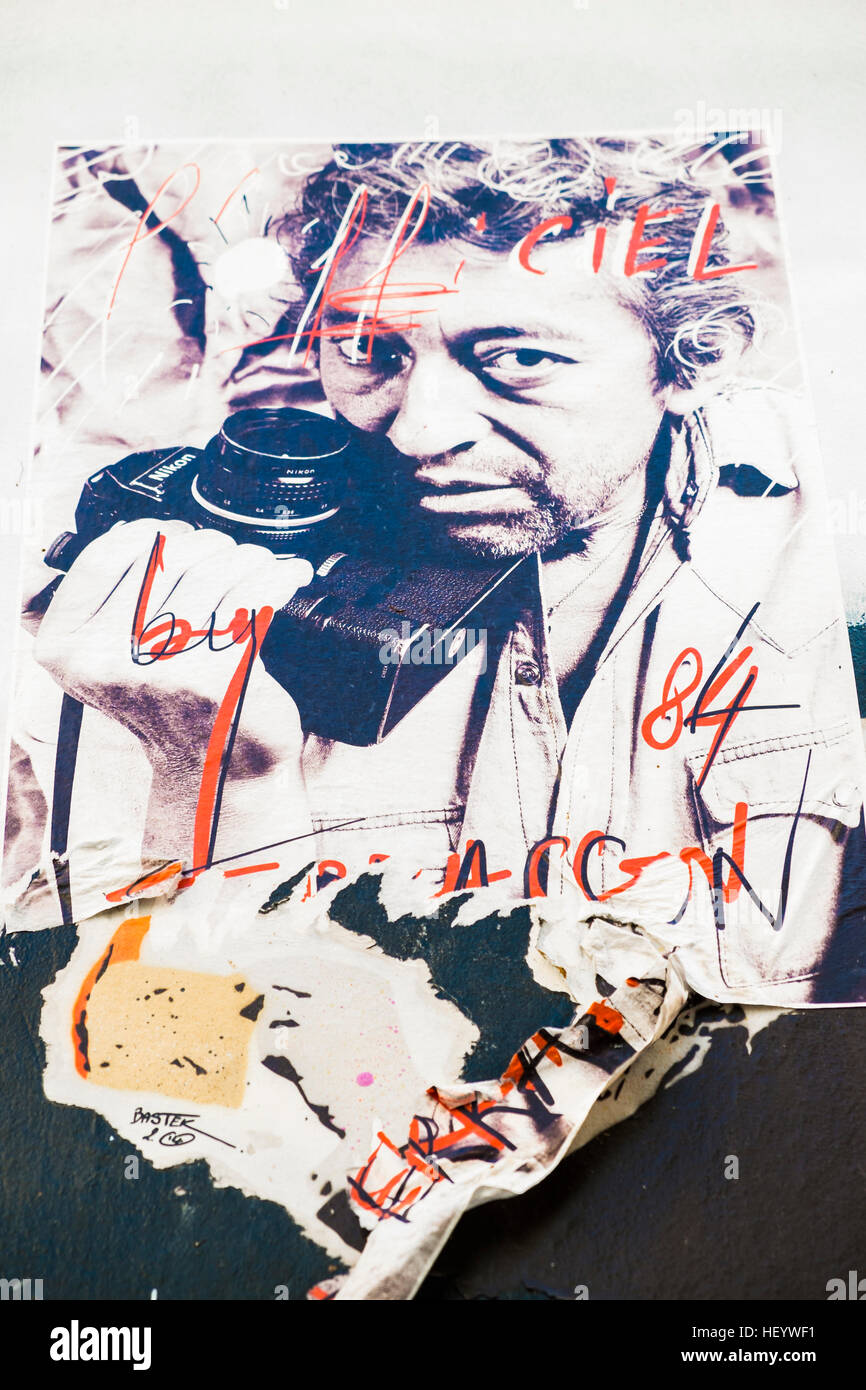 Torn affiche montrant l'auteur et interprète français serge gainsbourg Banque D'Images