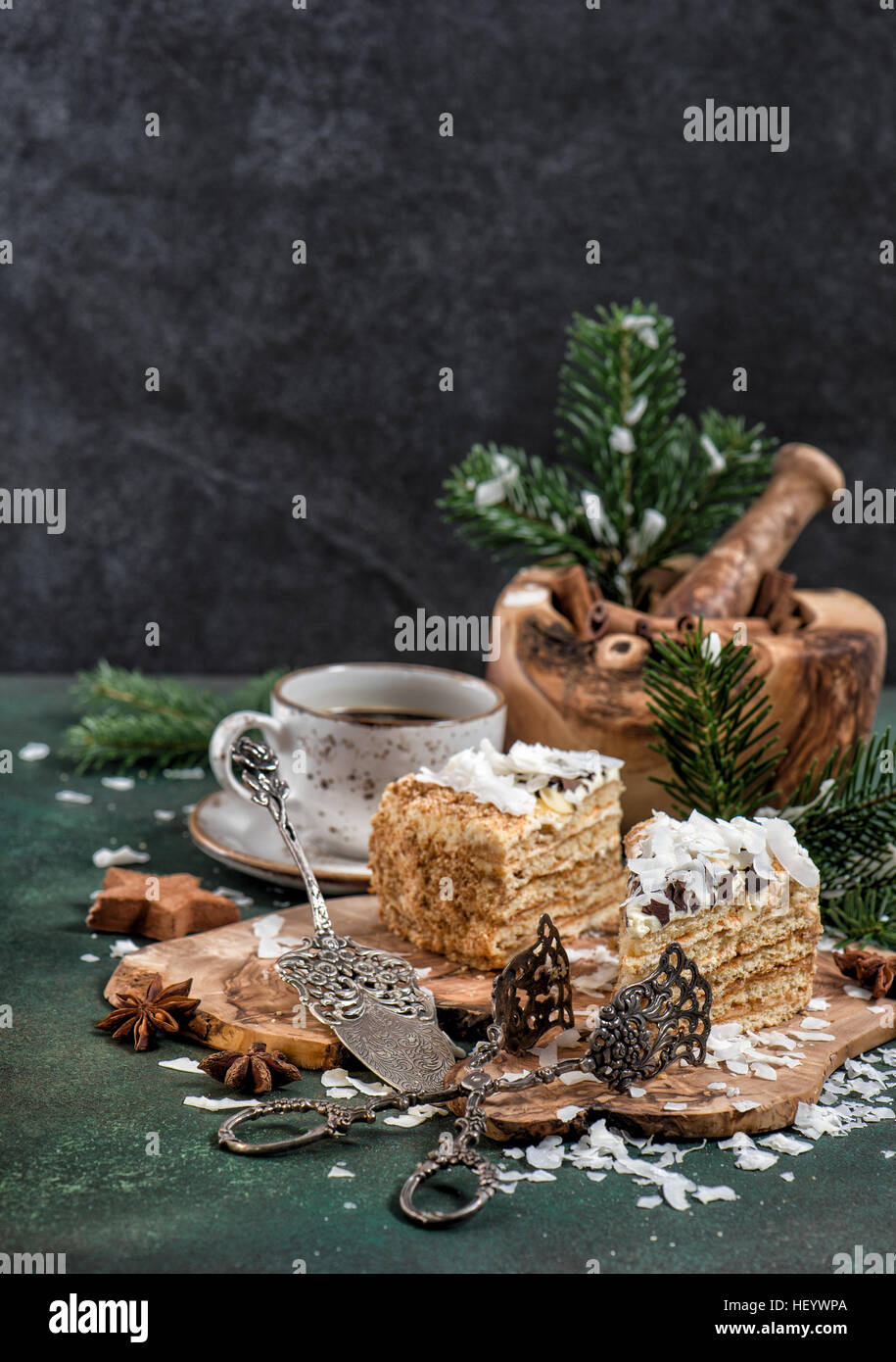 Gâteau au miel d'épices et d'une décoration de Noël sur fond sombre. Bonne nourriture festive Banque D'Images