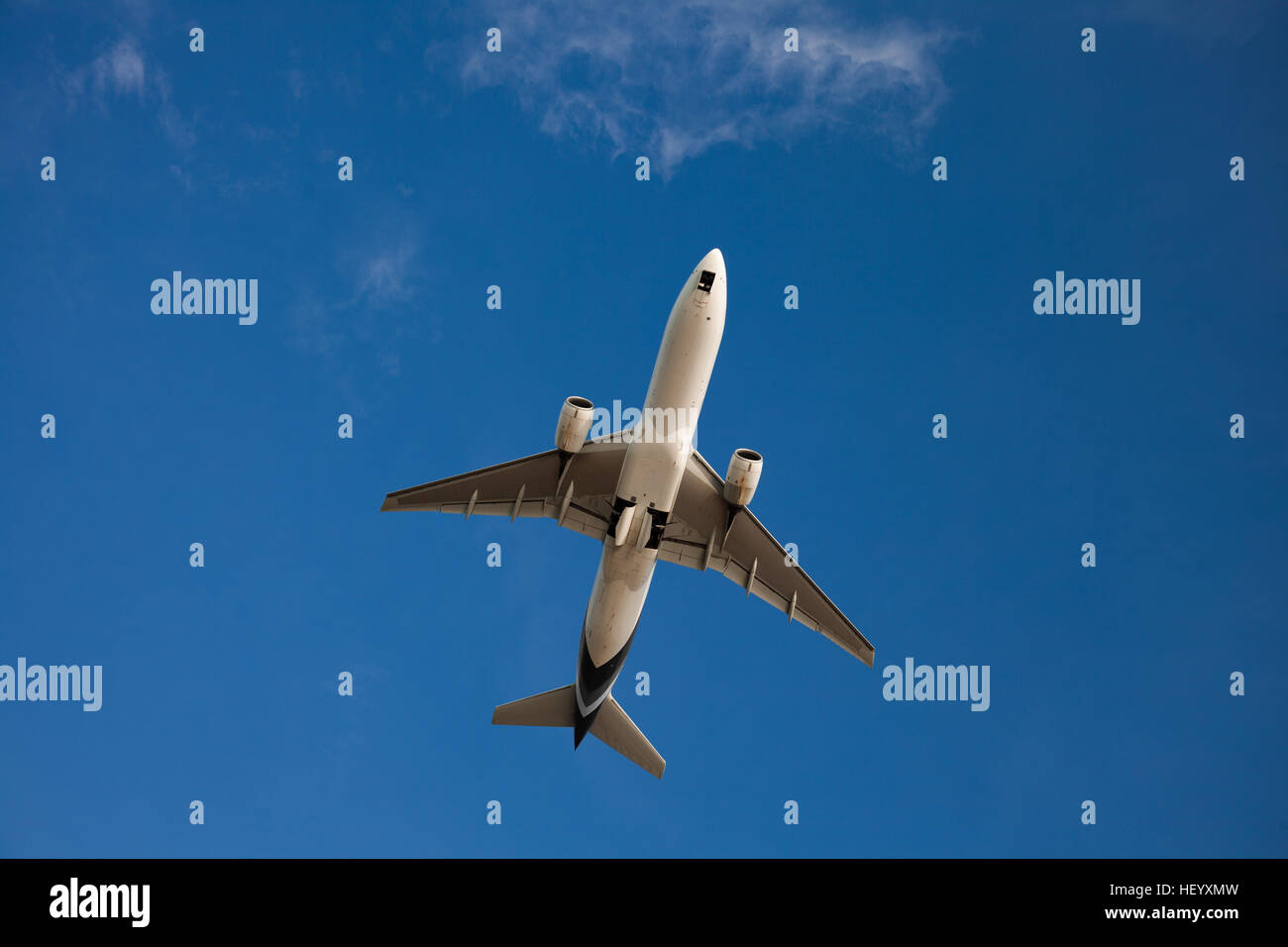 L'avion dans le ciel bleu sans nuages Banque D'Images