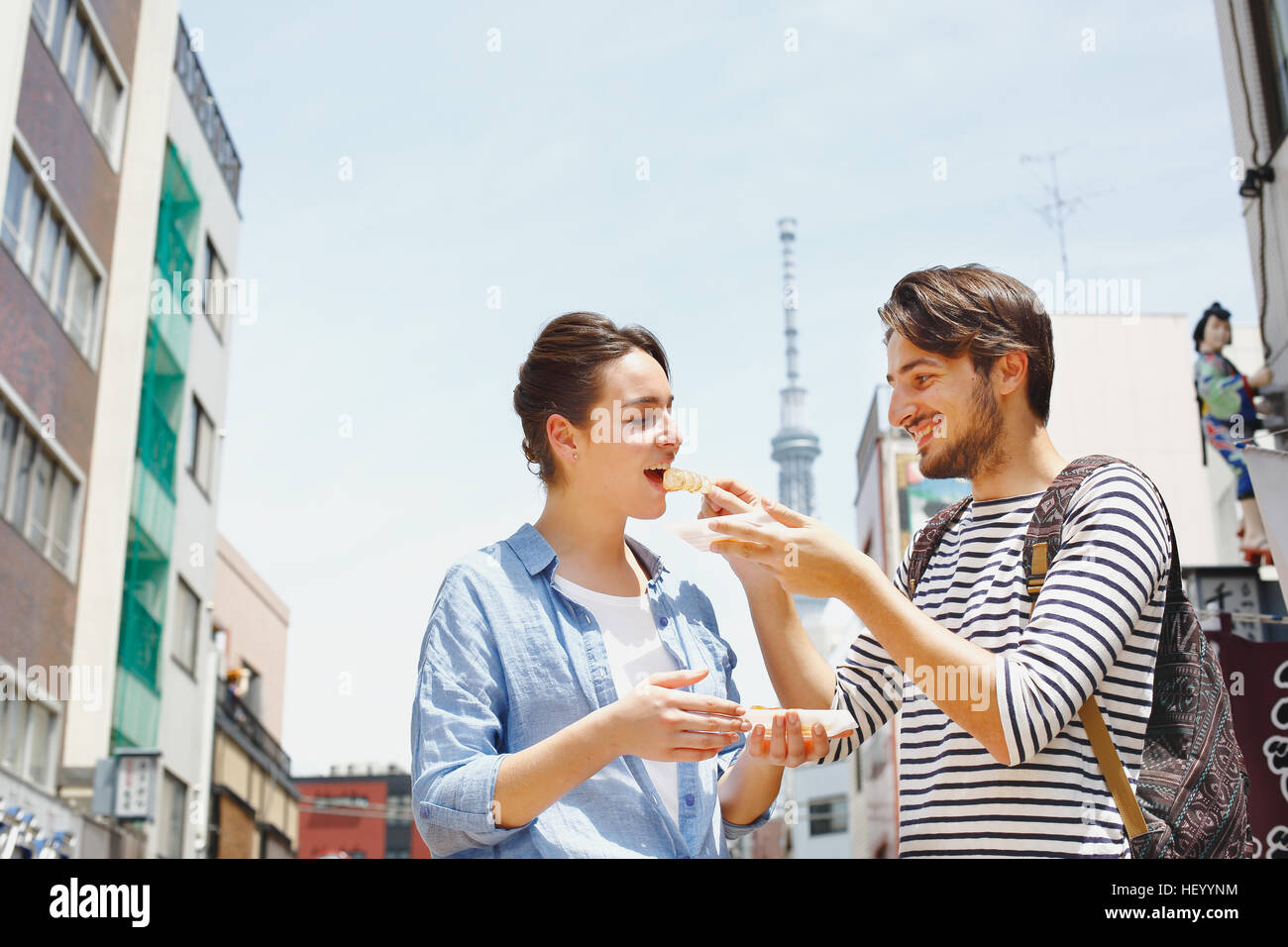 Caucasian couple profiter de visites à Tokyo, Japon Banque D'Images