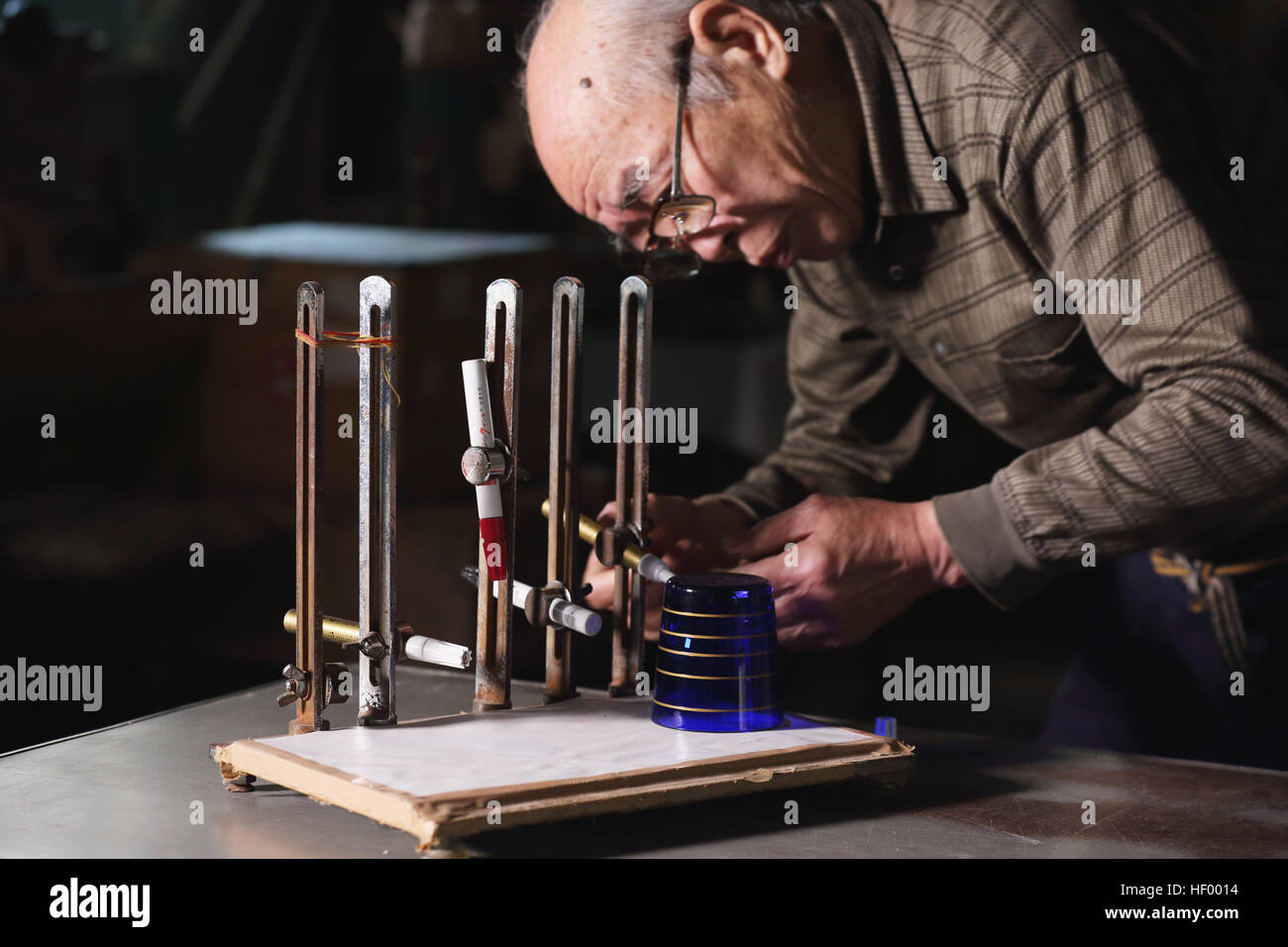 Edo Kiriko artisan verrerie traditionnelle japonaise travaillant dans le studio Banque D'Images