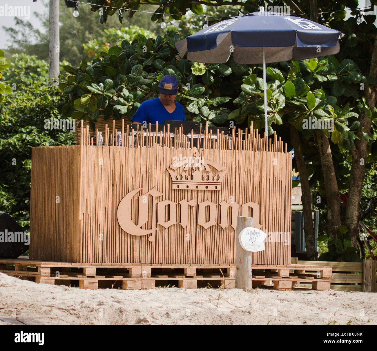 DJ jouant la musique électronique à la plage Banque D'Images