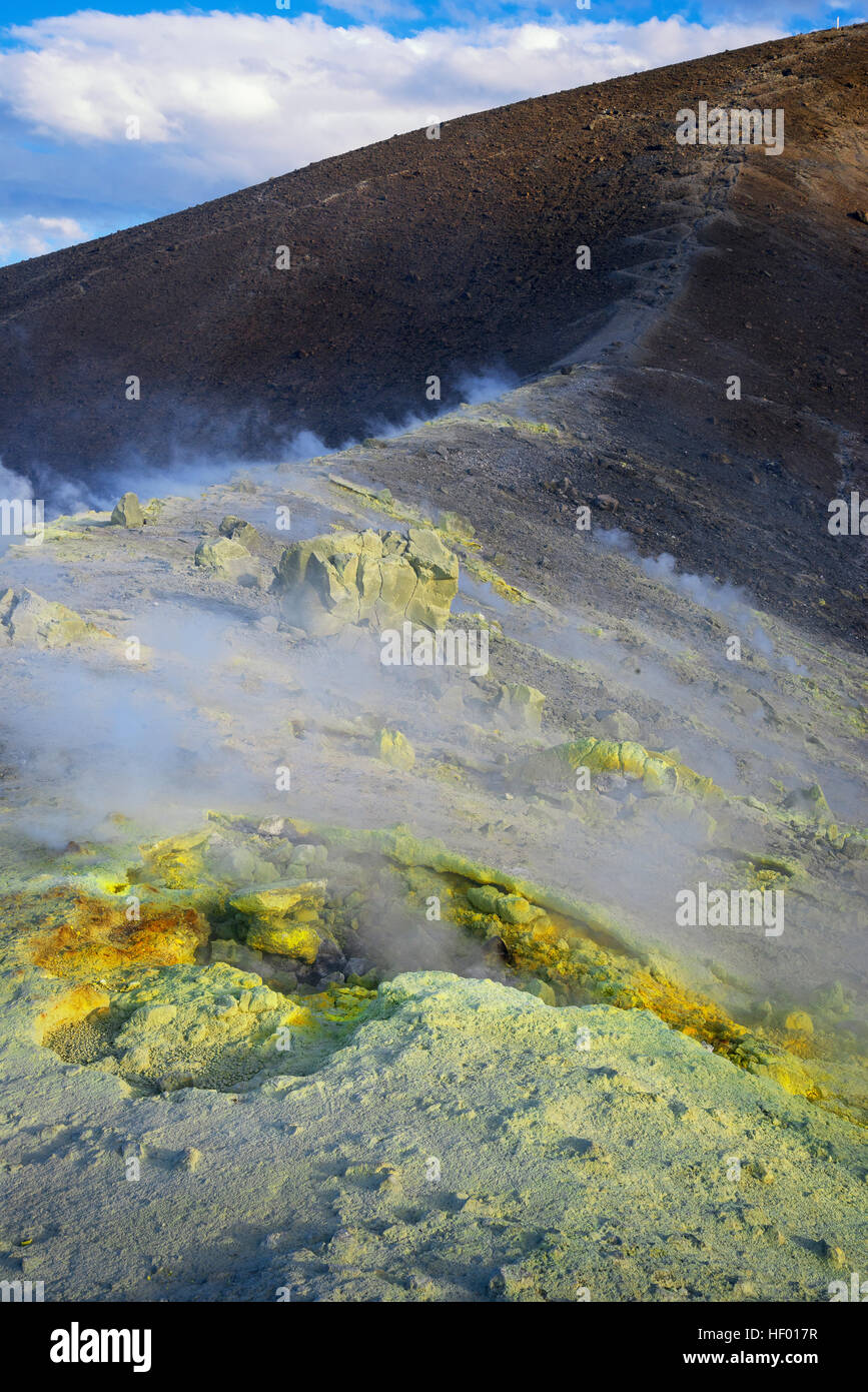 Du soufre et de la fumée, le fumarole gran cratere, volcan, l'île de Vulcano, îles éoliennes, italie Banque D'Images