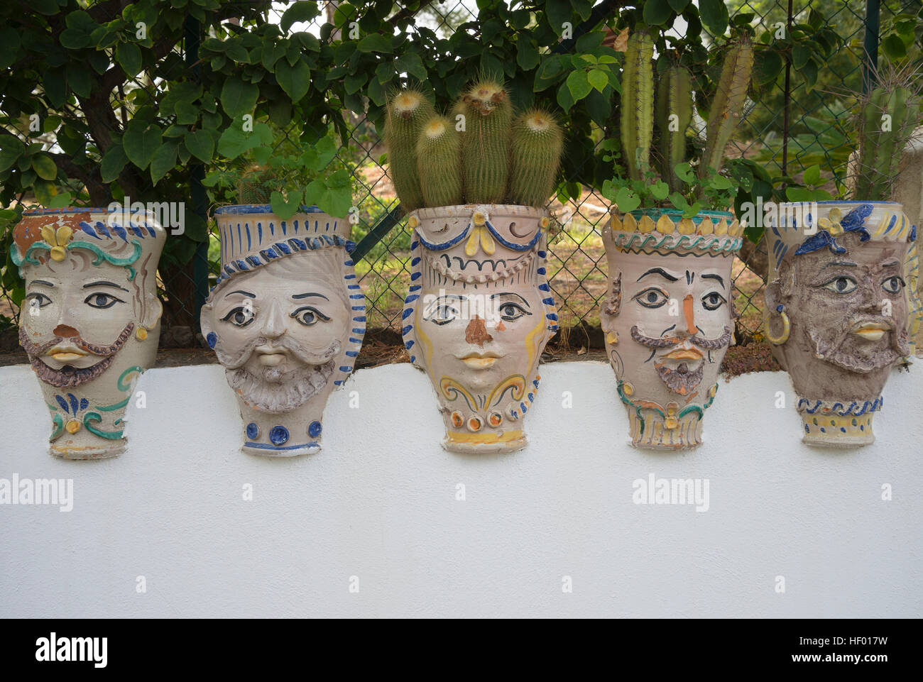 Visages peints sur les pots de fleurs en céramique sicilienne mauresque, pots de fleurs, l'île de Vulcano, îles éoliennes, italie Banque D'Images