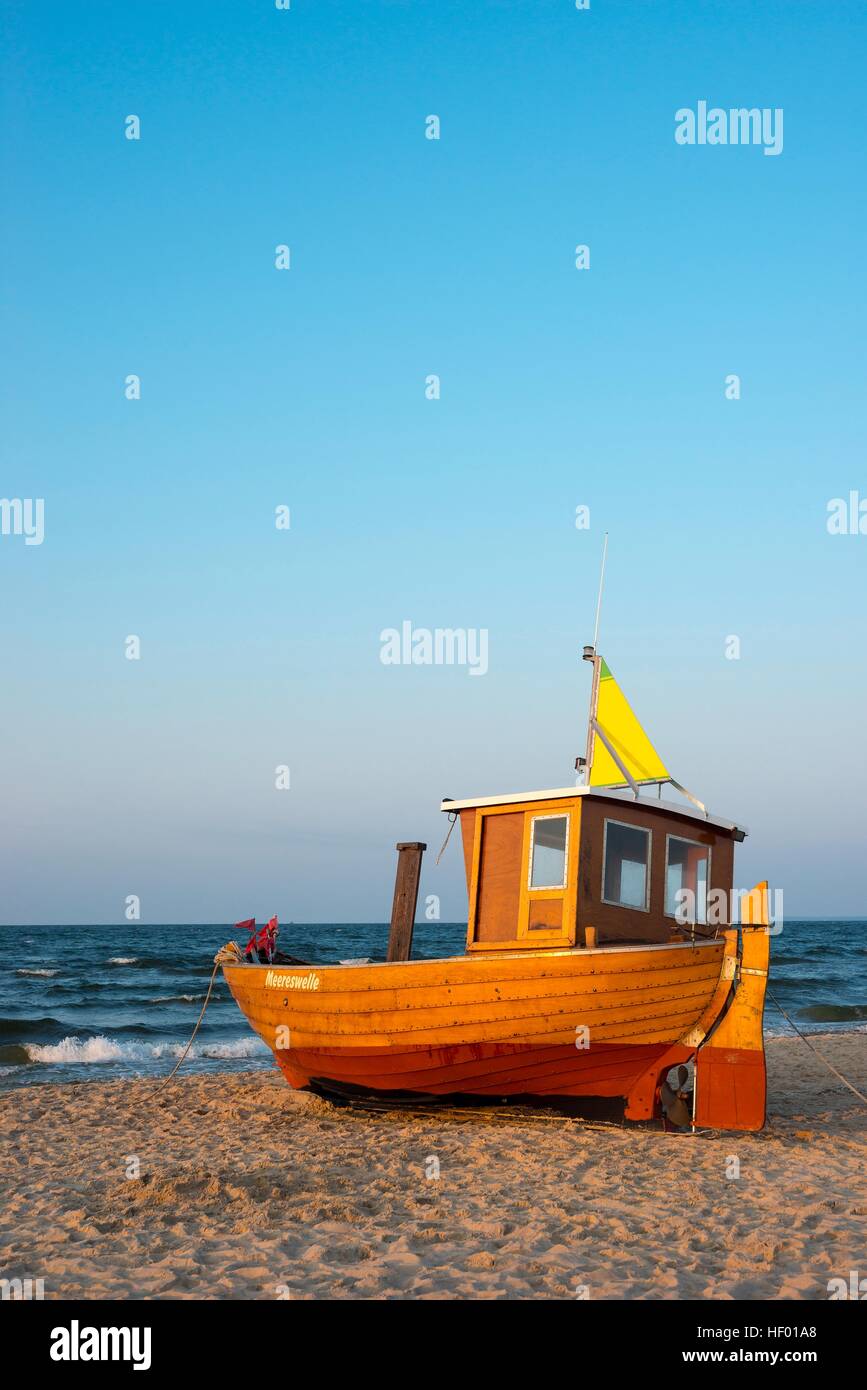 Fishing boat on beach, station balnéaire d'Ahlbeck, Usedom, mer Baltique, Allemagne Banque D'Images