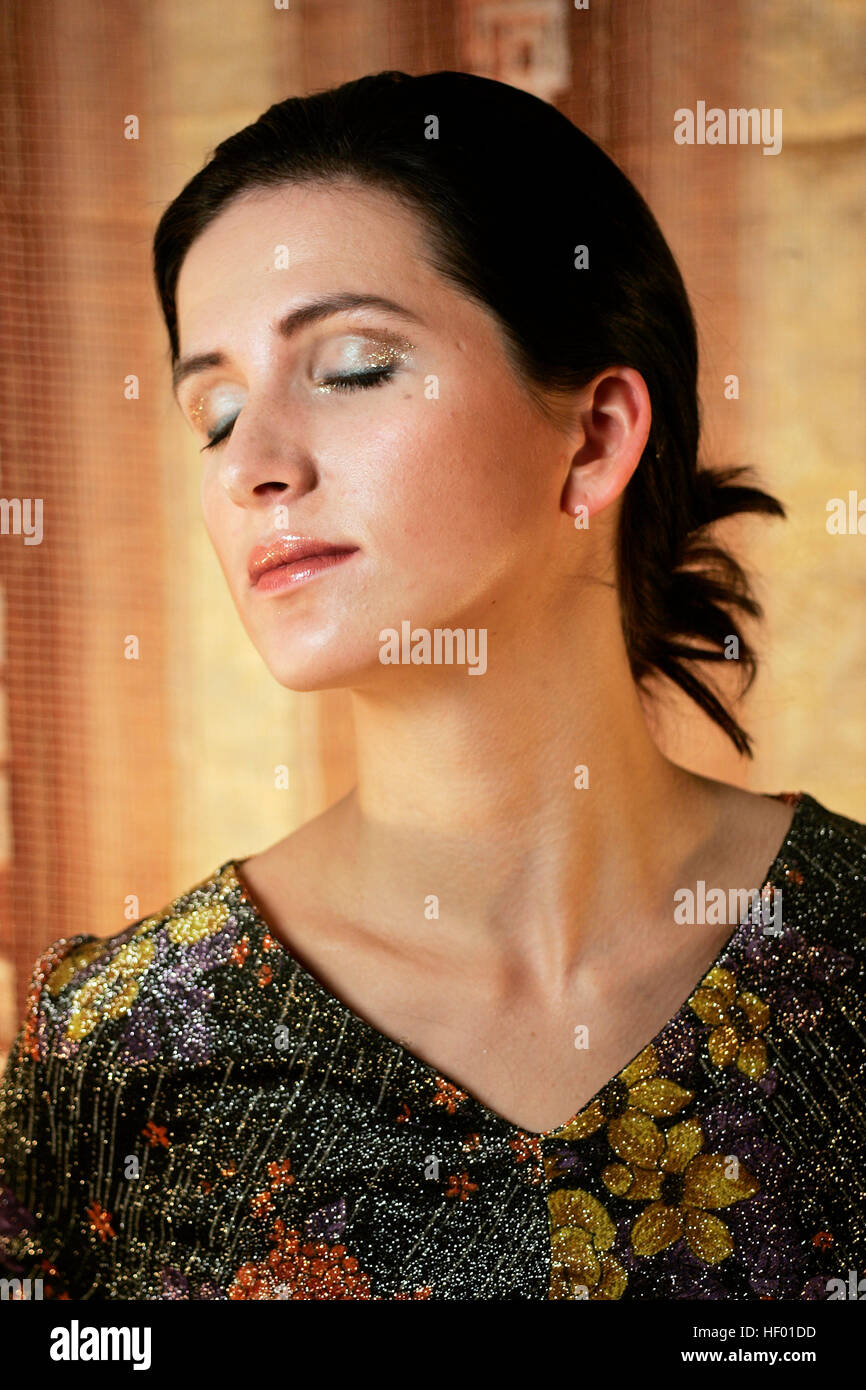 Portrait d'une jeune femme avec les yeux fermés Banque D'Images