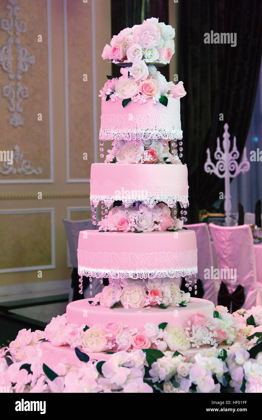 Grand gâteau de mariage blanc avec des fleurs. Banque D'Images