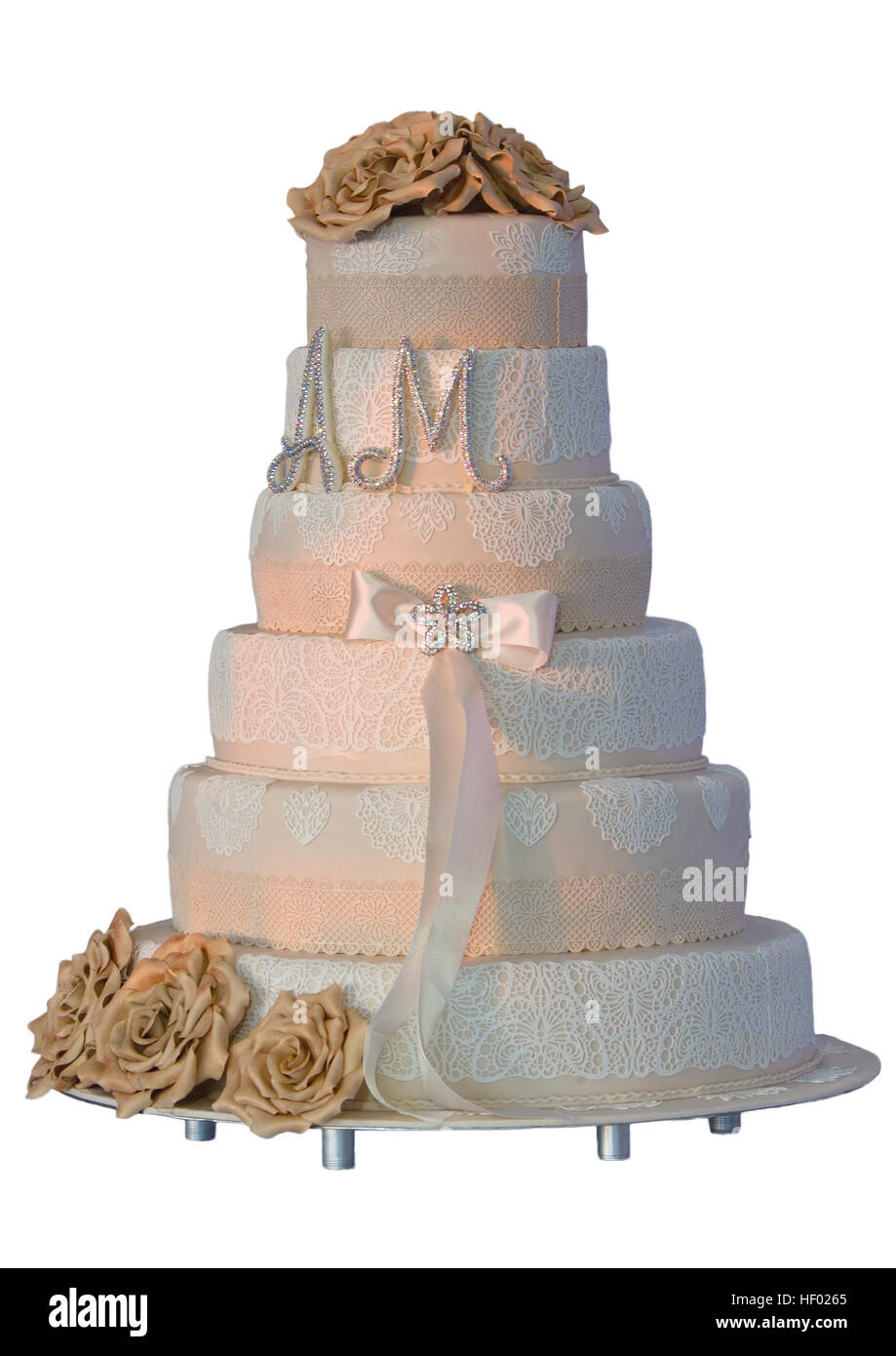 Gâteau de mariage isolé sur fond blanc Banque D'Images