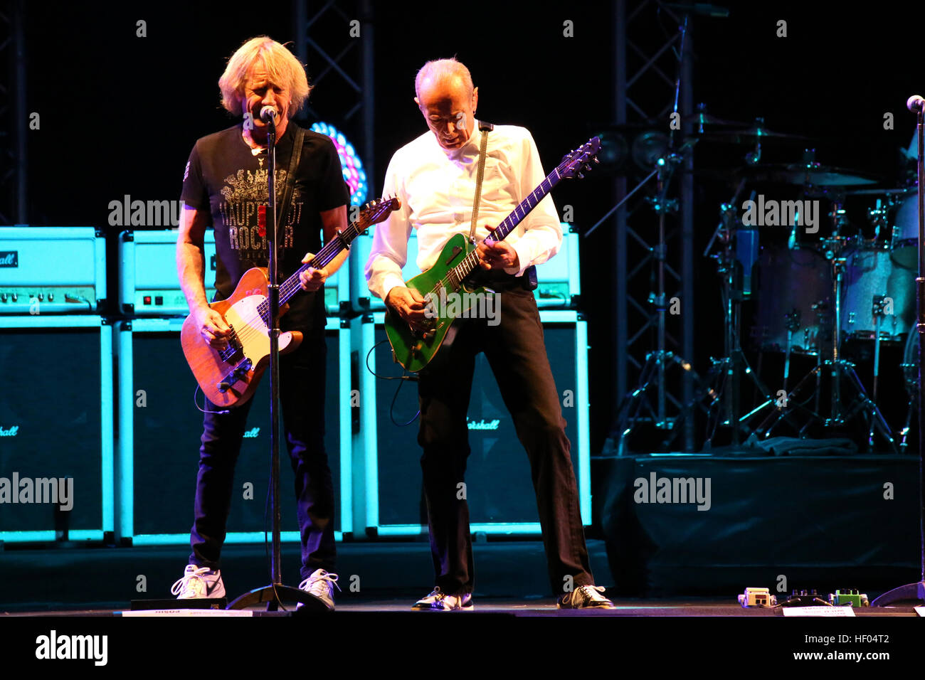 Photos de fichier : London UK 24-Dec-2016 Status Quo guitariste Rick Parfitt est décédé à l'hôpital en Espagne âgés de 68,vu ici dans un concert de Silverstone en août 2015 avec son partenaire de la musique longtemps Francis Rossi@Paul Quezada-Neiman/Alamy Live News Banque D'Images