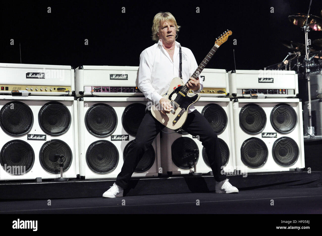 Bonn, Allemagne. 24 août, 2010. Au cours de leur tournée mondiale 'Images', Rick Parfitt du groupe britannique Status Quo effectue à Bonn, Allemagne, 24 août 2010. Photo : Revierfoto | dans le monde d'utilisation/dpa/Alamy Live News Banque D'Images