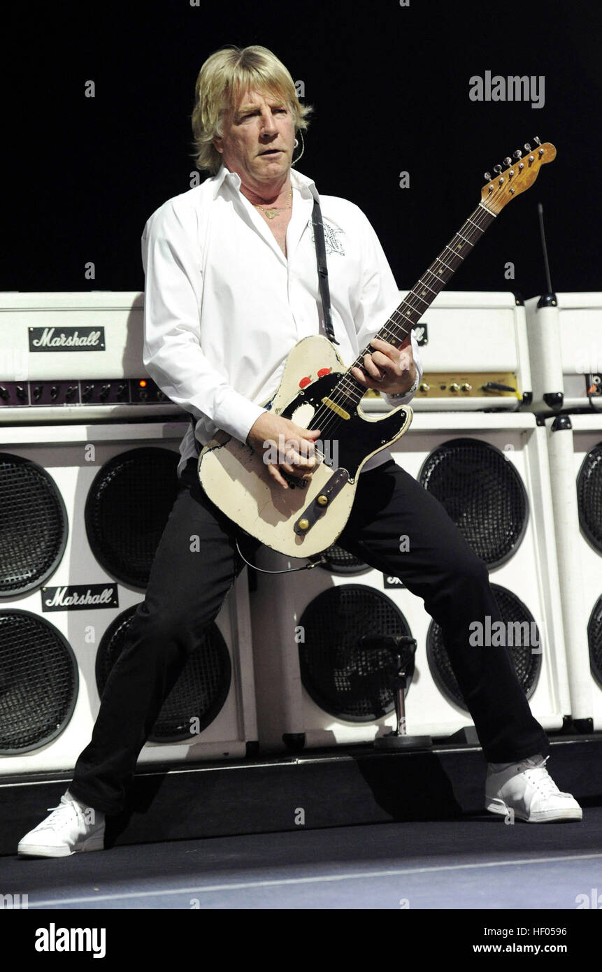 Bonn, Allemagne. 24 août, 2010. Au cours de leur tournée mondiale 'Images', Rick Parfitt du groupe britannique Status Quo effectue à Bonn, Allemagne, 24 août 2010. Photo : Revierfoto | dans le monde d'utilisation/dpa/Alamy Live News Banque D'Images