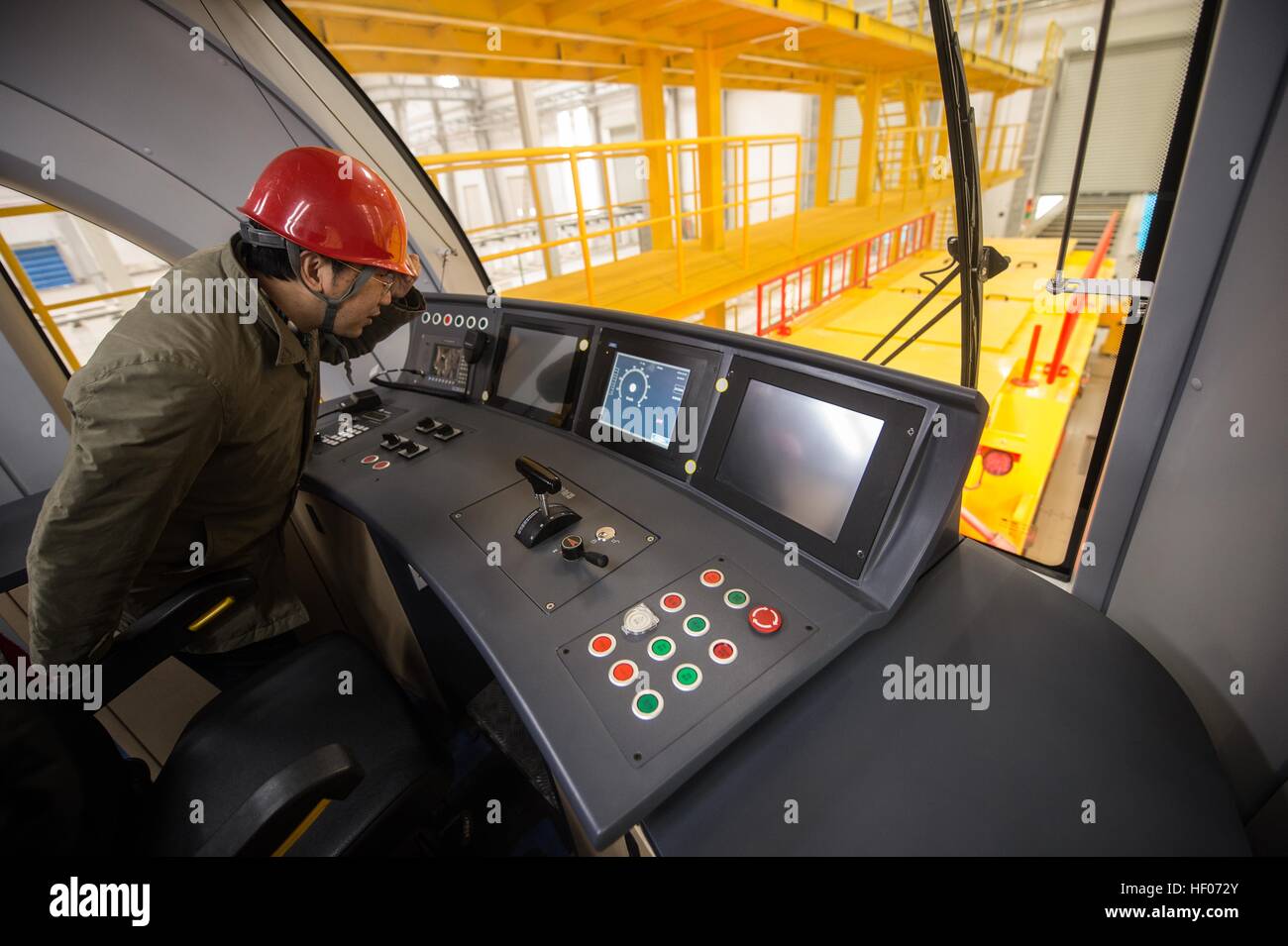 Beijing, Chine. Dec 25, 2016. Photos prises le 25 décembre 2016 montre l'intérieur de la Beijing première moyen-faible débit ligne maglev S1 à Beijing, capitale de la Chine. La ligne S1, qui relie la ville de l'ouest du district de Mentougou à la station de métro Pingguoyuan, district Shijingshan dans devrait commencer à fonctionner en 2017. Avec une vitesse maximale de 100 kilomètres par heure, le train s'arrête à 8 stations et desservent environ 1 302 passagers à la fois. © Luo Xiaoguang/Xinhua/Alamy Live News Banque D'Images