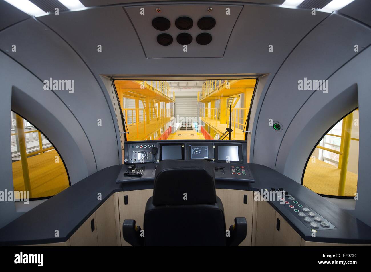 Beijing, Chine. Dec 25, 2016. Photos prises le 25 décembre 2016 montre l'intérieur de la Beijing première moyen-faible débit ligne maglev S1 à Beijing, capitale de la Chine. La ligne S1, qui relie la ville de l'ouest du district de Mentougou à la station de métro Pingguoyuan, district Shijingshan dans devrait commencer à fonctionner en 2017. Avec une vitesse maximale de 100 kilomètres par heure, le train s'arrête à 8 stations et desservent environ 1 302 passagers à la fois. © Luo Xiaoguang/Xinhua/Alamy Live News Banque D'Images