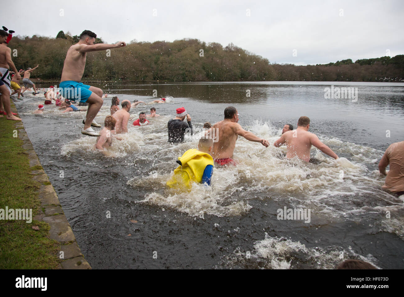 Le jour de Noël nager à Sutton par, piscine blackroot, birmingham uk Banque D'Images