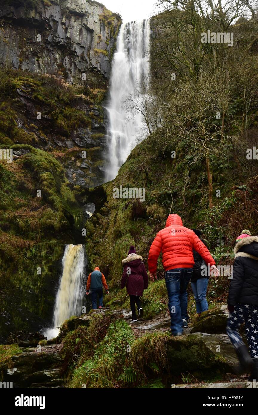 Rhaeadr Pistyll. Powys Pays de Galles Royaume-uni le jour de Noël. 25 décembre 2016 sur une remarquable douceur jour de Noël avec des températures allant jusqu'à 13 degrés, les familles bénéficient d'un déjeuner à pied à Pistyll Rhaeadr cascades dans l'est de Bala dans le nord du Pays de Galles. Les cascades sont 74m (240ft) de haut, le plus élevé en Angleterre et au Pays de Galles. Photo © Keith Morris / Alamy Live News Banque D'Images