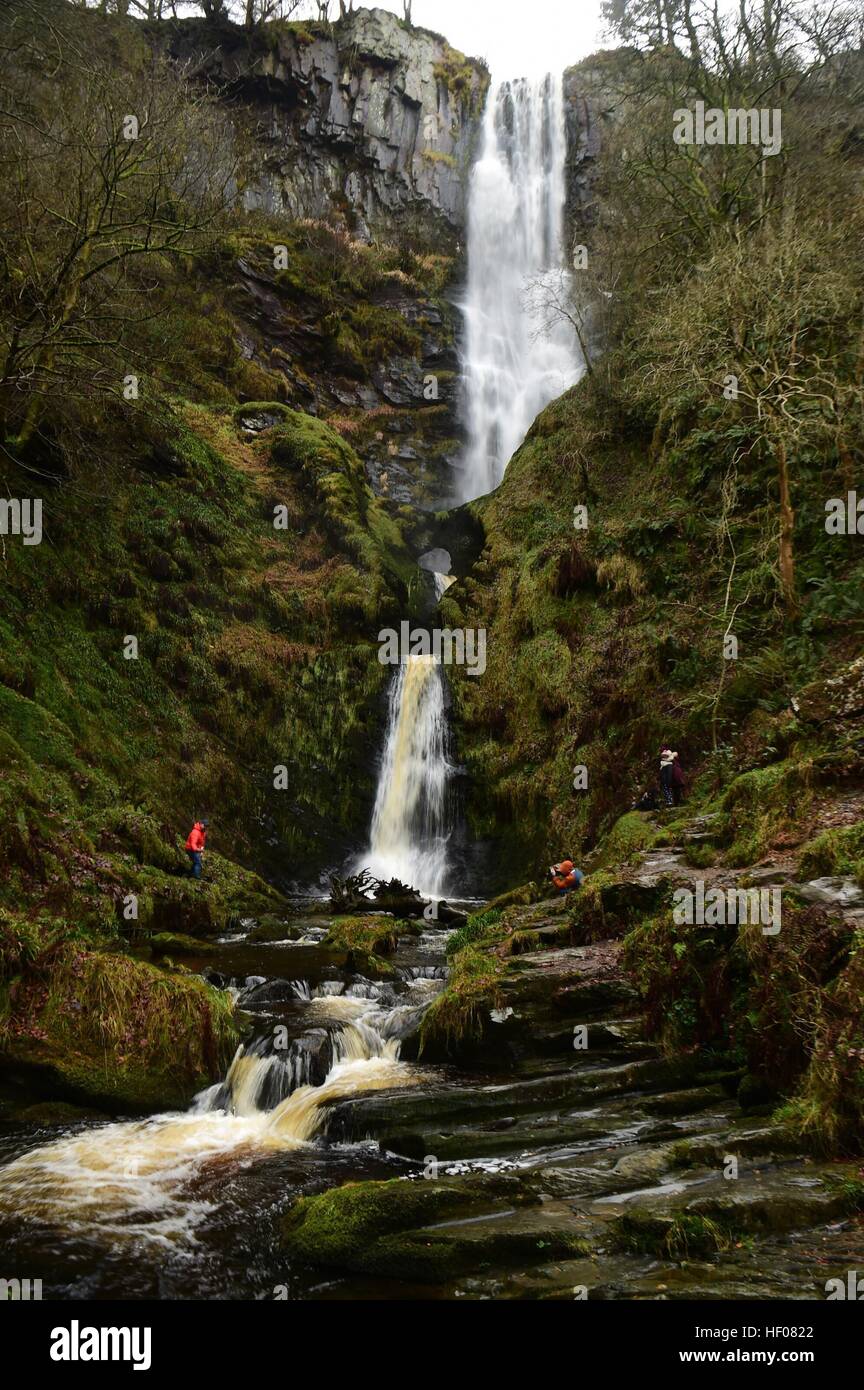 Rhaeadr Pistyll. Powys Pays de Galles Royaume-uni le jour de Noël. 25 décembre 2016 sur une remarquable douceur jour de Noël avec des températures allant jusqu'à 13 degrés, les familles bénéficient d'un déjeuner à pied à Pistyll Rhaeadr cascades dans l'est de Bala dans le nord du Pays de Galles. Les cascades sont 74m (240ft) de haut, le plus élevé en Angleterre et au Pays de Galles. Photo © Keith Morris / Alamy Live News Banque D'Images