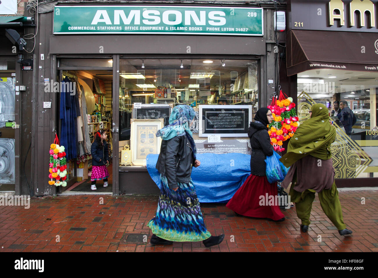 Luton, Royaume-Uni 25 Dec 2016 - Les magasins sont ouverts comme normal pour les affaires le jour de Noël à Bury Park Shopping Centre à Luton, Bedfordshire. Credit : Dinendra Haria/Alamy Live News Banque D'Images