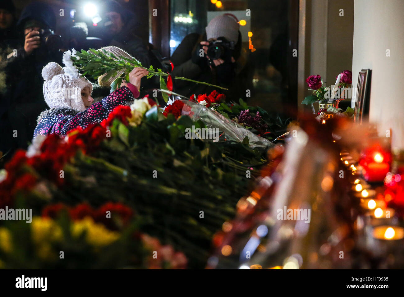 Moscou, Russie. 25 Décembre, 2016. Les gens déposent des fleurs à l'Alexandrov Hall, une salle de répétition de l'Ensemble Alexandrov, qu'ils rendent hommage aux victimes d'un accident d'avion du ministère russe de la Défense. Un avion Tupolev Tu-154 du ministère russe de la défense avec 92 personnes à bord s'est écrasé dans la mer Noire près de la ville de Sotchi le 25 décembre 2016. L'avion transportait des membres de l'Ensemble Alexandrov, des militaires russes et des journalistes à la base aérienne de Hmeymim en Syrie. Des fragments de l'avion ont été trouvés à environ 1,5 km de littoral Sotchi. © Victor Vytolskiy/Alamy Live News Banque D'Images
