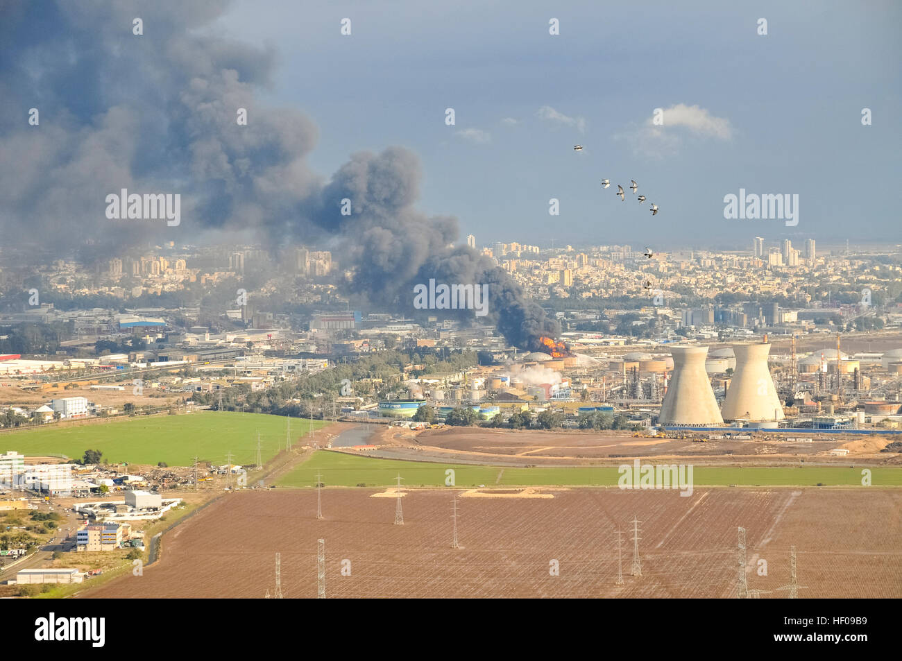 Haïfa, Israël. 25 Décembre, 2016. Les pompiers éteindre les incendies des raffineries de pétrole de Haïfa, après tous les jours blaze le 25 décembre 2016 un incendie éclate dans la raffinerie de pétrole d'Israël dans la baie de Haïfa. L'incendie a dépassé un conteneur de benzène lors d'une des raffineries de pétrole (Bazan) Ltd. facility - diminue en début d'après-midi mais bientôt intensifier une fois de plus. Photo crédit :Stock-Israel /Alamy Live News Banque D'Images