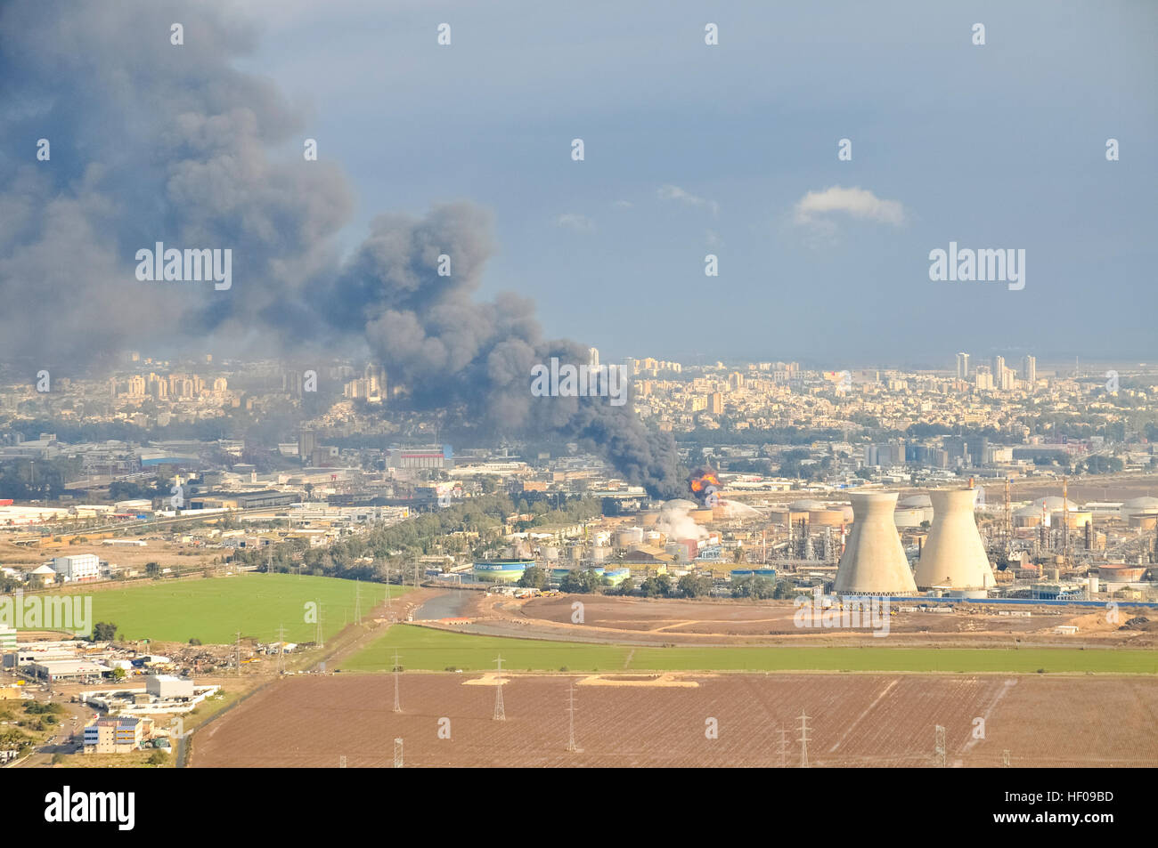 Haïfa, Israël. 25 Décembre, 2016. Les pompiers éteindre les incendies des raffineries de pétrole de Haïfa, après tous les jours blaze le 25 décembre 2016 un incendie éclate dans la raffinerie de pétrole d'Israël dans la baie de Haïfa. L'incendie a dépassé un conteneur de benzène lors d'une des raffineries de pétrole (Bazan) Ltd. facility - diminue en début d'après-midi mais bientôt intensifier une fois de plus. Photo crédit :Stock-Israel /Alamy Live News Banque D'Images