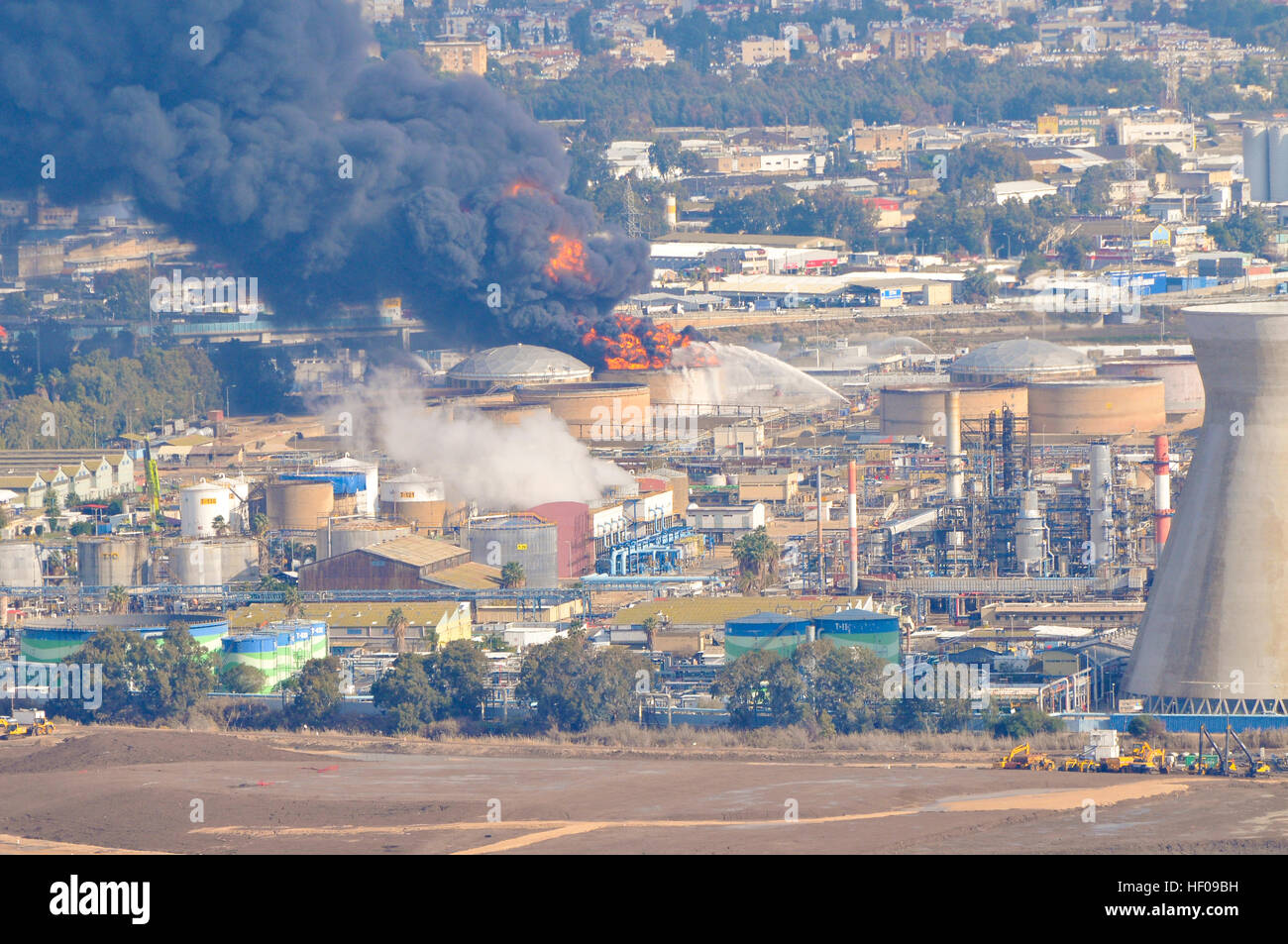 Haïfa, Israël. 25 Décembre, 2016. Les pompiers éteindre les incendies des raffineries de pétrole de Haïfa, après tous les jours blaze le 25 décembre 2016 un incendie éclate dans la raffinerie de pétrole d'Israël dans la baie de Haïfa. L'incendie a dépassé un conteneur de benzène lors d'une des raffineries de pétrole (Bazan) Ltd. facility - diminue en début d'après-midi mais bientôt intensifier une fois de plus. Photo crédit :Stock-Israel /Alamy Live News Banque D'Images