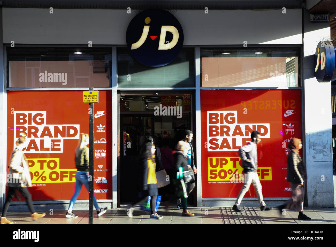 Wood Green, au nord de Londres, 26 déc 2016 - Boxing day commence en vente magasin de sport JD dans le bois vert. Credit : Dinendra Haria/Alamy Live News Banque D'Images