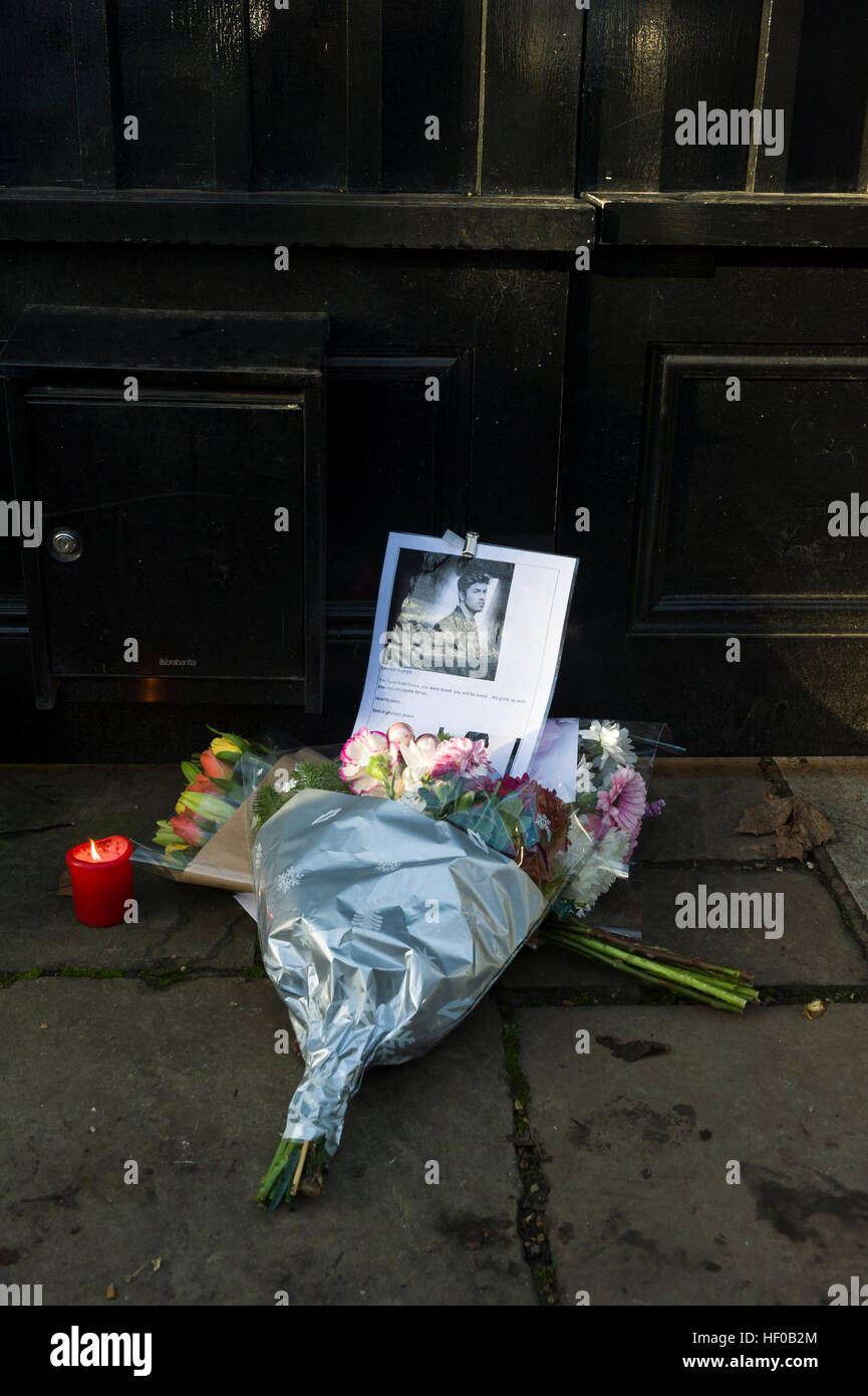 Londres, Royaume-Uni. 26 Décembre, 2016. Tributs floraux en dehors de George Michael's, Londres accueil, le bosquet, Highgate, au nord de Londres. La superstar pop est décédé à l'âge de 53 ans dans des zones suspectées d'insuffisance cardiaque. Crédit : Alex MacNaughton/Alamy Live News Banque D'Images