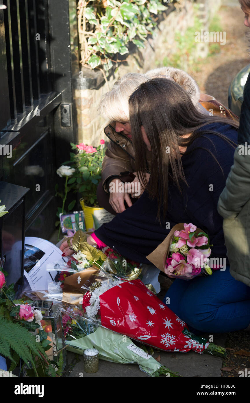 Londres, Royaume-Uni. 26 Décembre, 2016. Un ventilateur portant des fleurs à la mémoire de George Michael à l'extérieur de sa maison de Londres, le bosquet, Highgate, au nord de Londres. La superstar pop est décédé à l'âge de 53 ans dans des zones suspectées d'insuffisance cardiaque. Crédit : Alex MacNaughton/Alamy Live News Banque D'Images