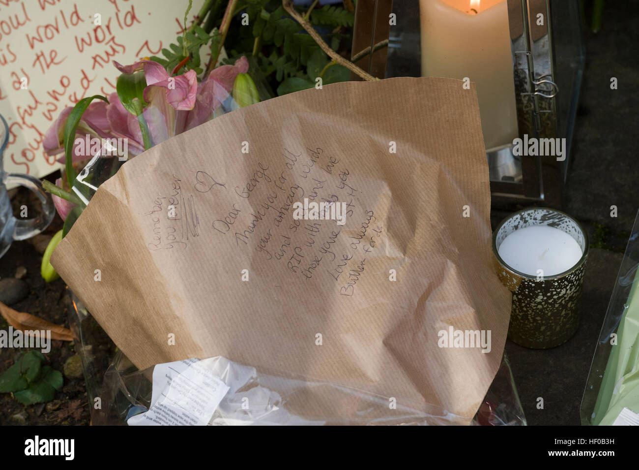 Londres, Royaume-Uni. 26 Décembre, 2016. Tributs floraux en dehors de George Michael's, Londres accueil, le bosquet, Highgate, au nord de Londres. La superstar pop est décédé à l'âge de 53 ans dans des zones suspectées d'insuffisance cardiaque. Crédit : Alex MacNaughton/Alamy Live News Banque D'Images