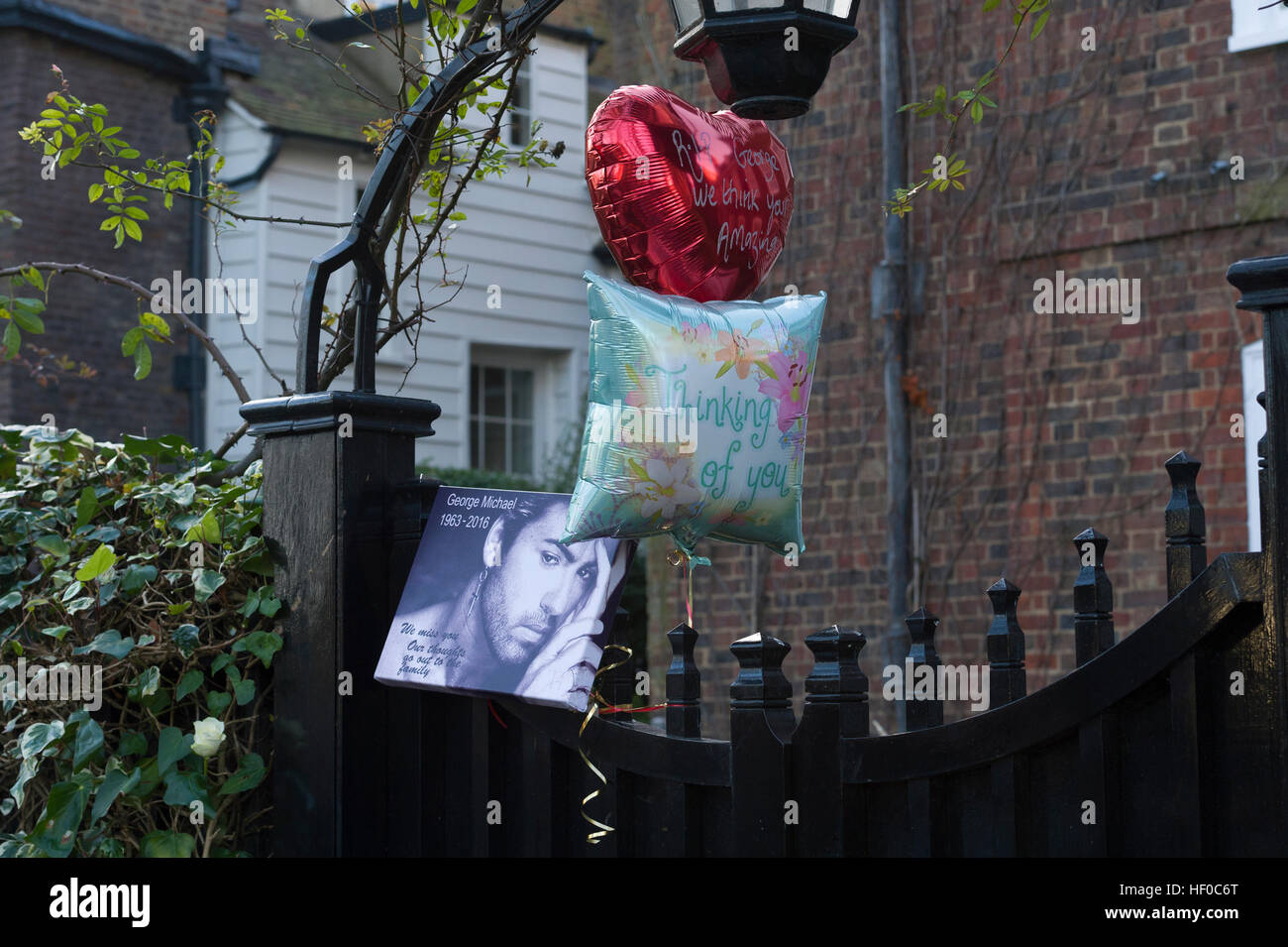 Londres, Royaume-Uni. 26 Décembre, 2016. Tributs floraux en dehors de George Michael's, Londres accueil, le bosquet, Highgate, au nord de Londres. La superstar pop est décédé à l'âge de 53 ans dans des zones suspectées d'insuffisance cardiaque. Crédit : Alex MacNaughton/Alamy Live News Banque D'Images