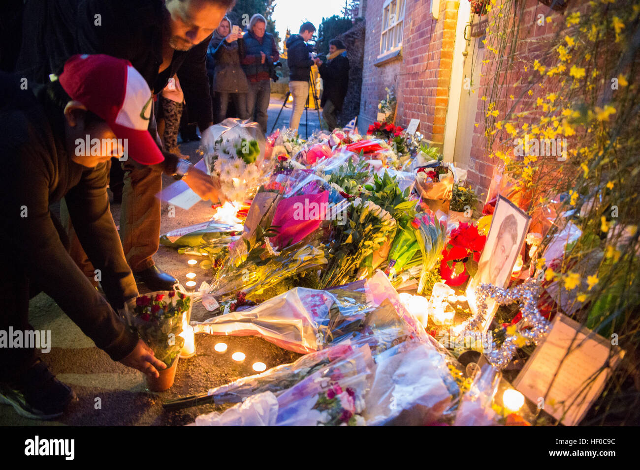 Goring, UK. 26 déc, 21016. Des fleurs, des bougies et des mots de sympathie ont été laissés en dehors de George Michael la maison à Goring. George Michael est décédé hier.© Pete Lusabia/Alamy Live News Banque D'Images