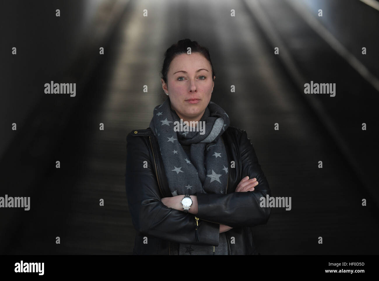 Stuttgart, Gernmany. Le 15 décembre, 2016. Ines Ladig, qui souffre de la maladie auto-immune lupus, à Stuttgart, Gernmany, 15 décembre 2016. Photo : Marijan Murat/dpa/Alamy Live News Banque D'Images