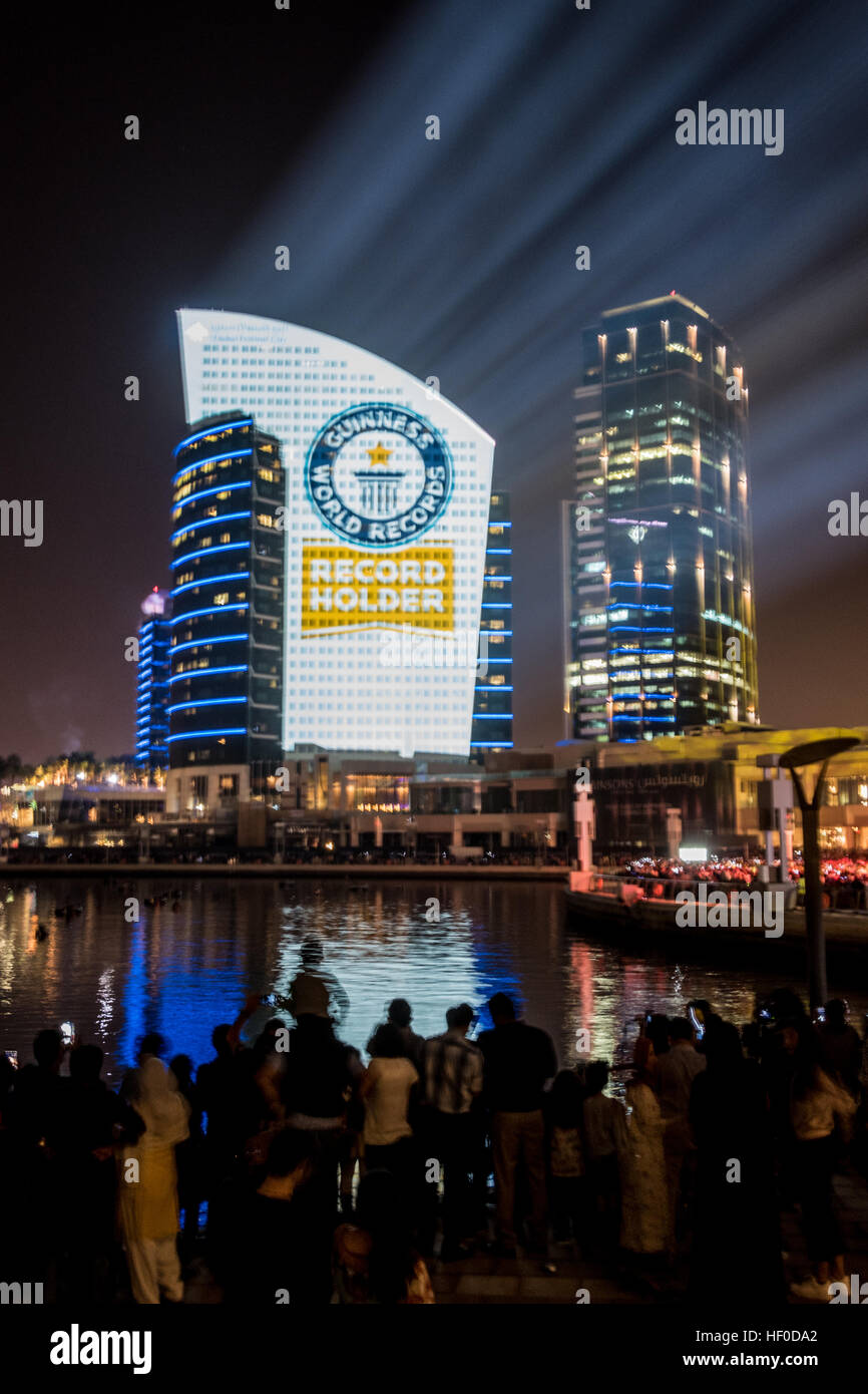 Dubaï, Émirats arabes unis. 12Th sep 2016. Dubai Festival City Mall record Guinness de l'eau plus grand projecteur écran Dubai Shopping Festival de Dubai UAE fontaines, boules, spots, projecteurs © Khristine Sumo/Alamy Live News Banque D'Images