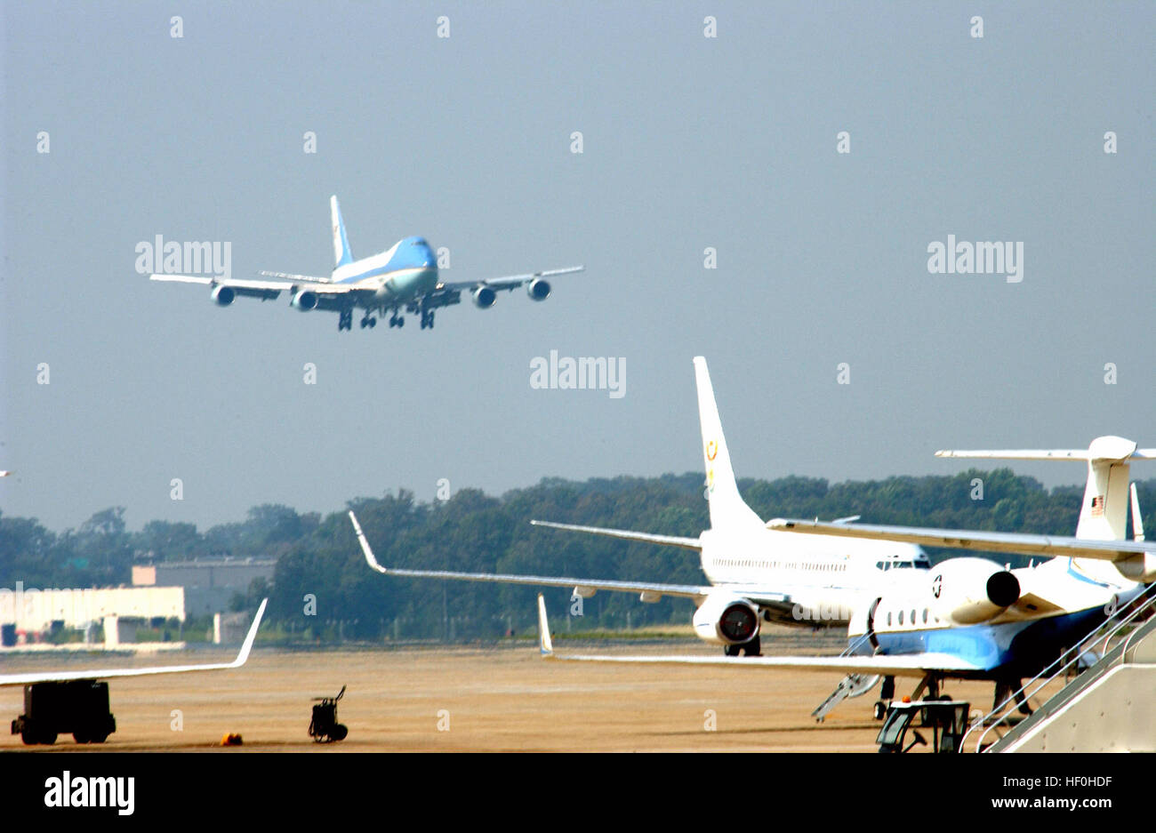 040609-M-7280S-165 La base aérienne d'Andrews, dans le Maryland (Juin 9, 2004) - VC-25 Mission de transport aérien spécial (SAM) 2800 transportant le corps de l'ancien Président Ronald Reagan et de la famille, se prépare à atterrir sur la base aérienne d'Andrews, dans le Maryland le corps de Reagan s'est rendu à Washington, D.C., où il résidera dans la région dans la rotonde du Capitole. Funérailles d'état sera effectué fin vendredi matin à la cathédrale nationale de Washington, où le président Bush va donner l'éloge funèbre. Le vendredi, Juin 11, le président Reagan's corps va retourner à Californie, pour un enterrement. U.S. Marine Corps photo par le Cpl. Richard D. Stephens (R Banque D'Images